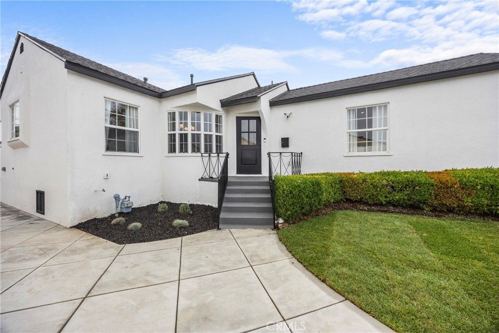 Image 3 of property listing at 4254 W 58th Place, Los Angeles, CA 90043