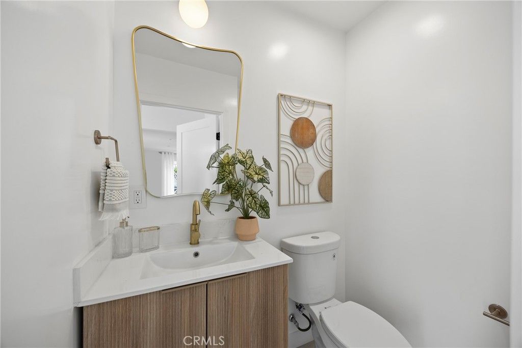 Image 31 of property listing at 4254 W 58th Place, Los Angeles, CA 90043