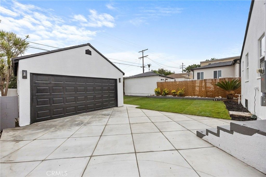 Image 32 of property listing at 4254 W 58th Place, Los Angeles, CA 90043