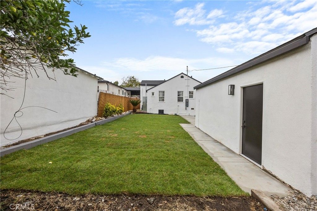 Image 34 of property listing at 4254 W 58th Place, Los Angeles, CA 90043