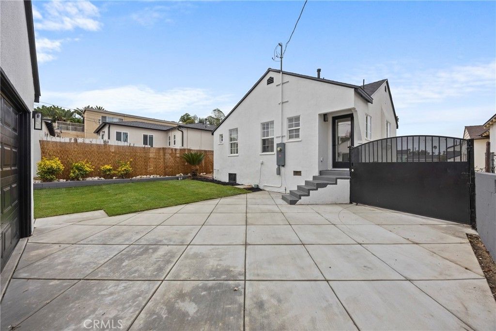 Image 35 of property listing at 4254 W 58th Place, Los Angeles, CA 90043