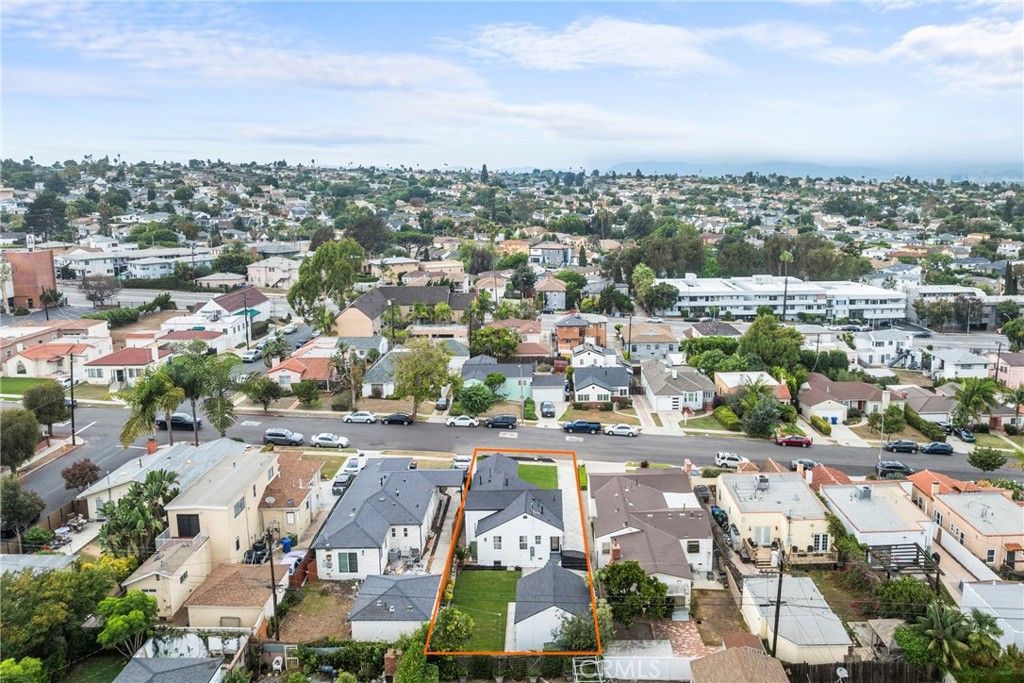 Image 40 of property listing at 4254 W 58th Place, Los Angeles, CA 90043