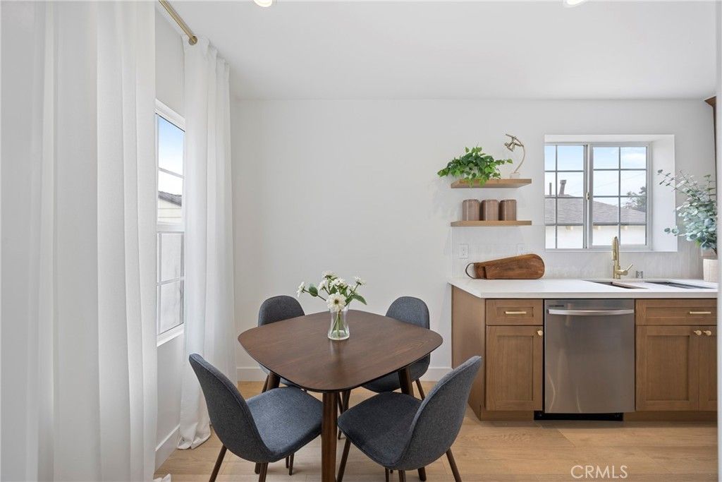 Image 7 of property listing at 4254 W 58th Place, Los Angeles, CA 90043