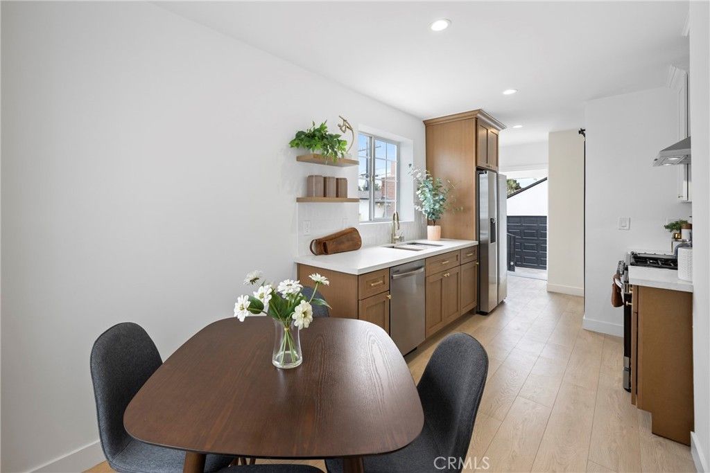 Image 8 of property listing at 4254 W 58th Place, Los Angeles, CA 90043