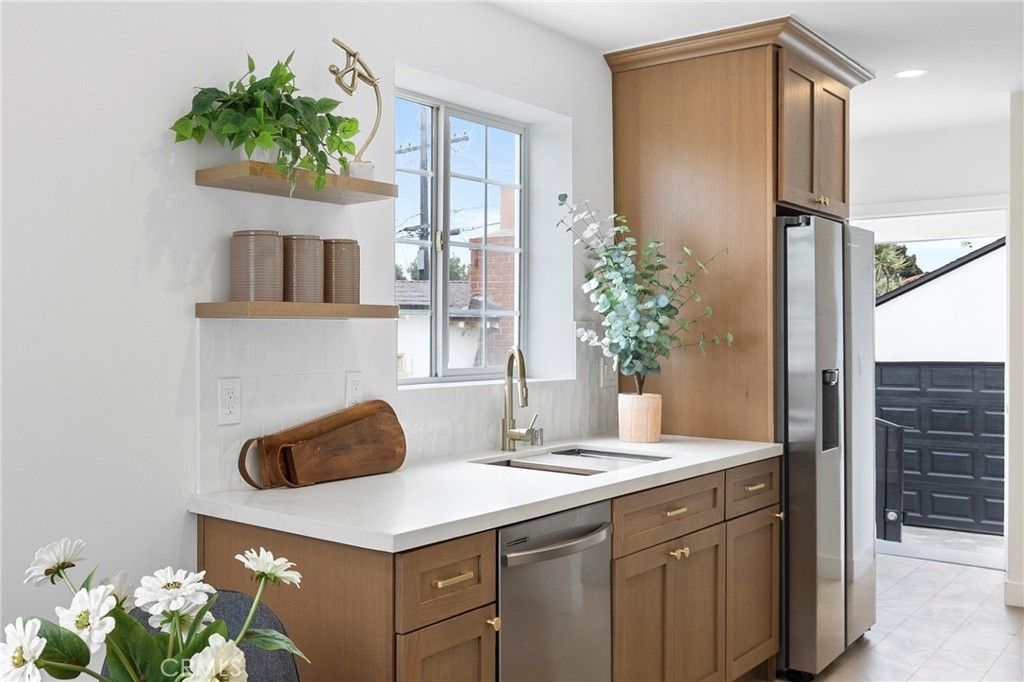 Image 9 of property listing at 4254 W 58th Place, Los Angeles, CA 90043