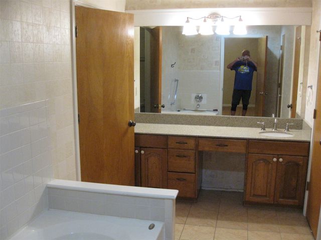 287 Meadowlakes DR, Meadowlakes, TX 78654