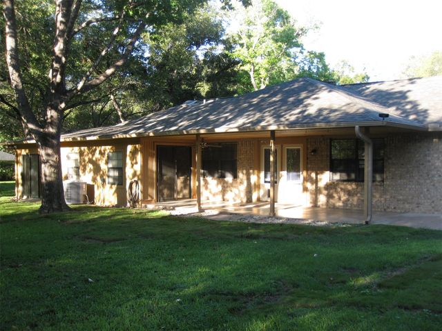 287 Meadowlakes DR, Meadowlakes, TX 78654