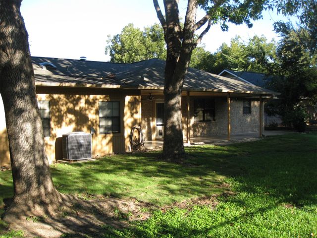 287 Meadowlakes DR, Meadowlakes, TX 78654