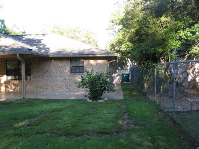 287 Meadowlakes DR, Meadowlakes, TX 78654