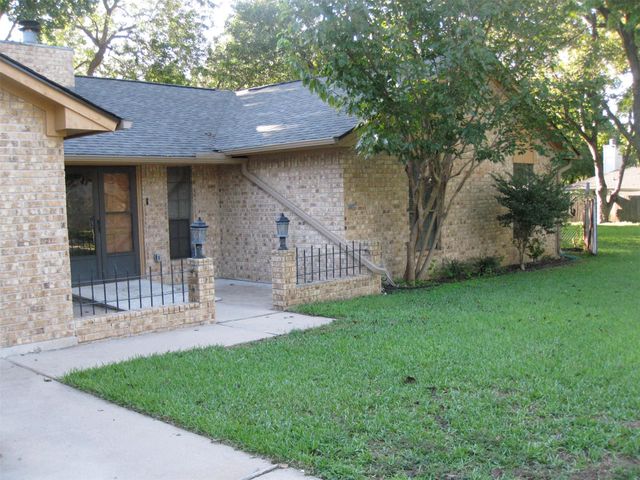 287 Meadowlakes DR, Meadowlakes, TX 78654