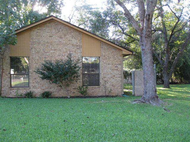 287 Meadowlakes DR, Meadowlakes, TX 78654