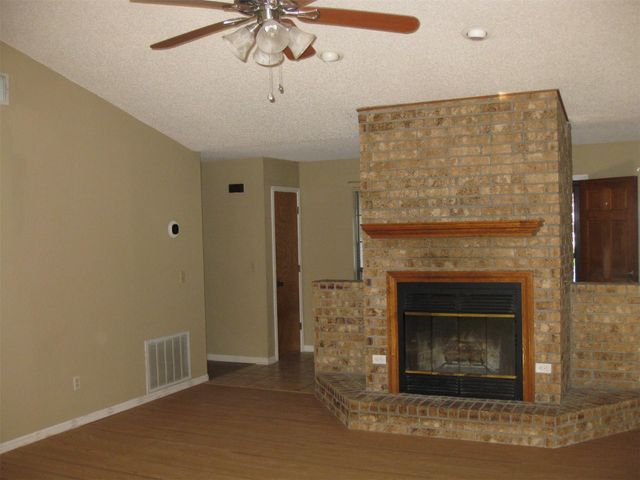 287 Meadowlakes DR, Meadowlakes, TX 78654