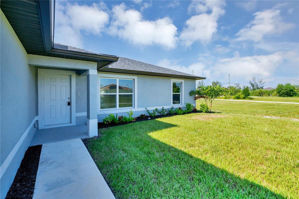 Image 3 of property listing at 418 NW 13TH TERRACE, Cape Coral, FL 33993
