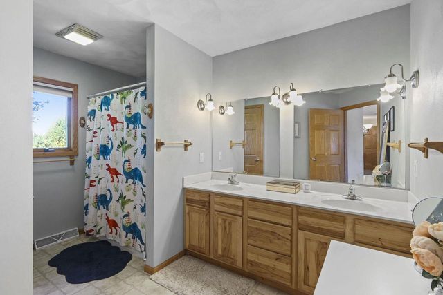 7801 N Robert Drive, Evansville, WI 53536