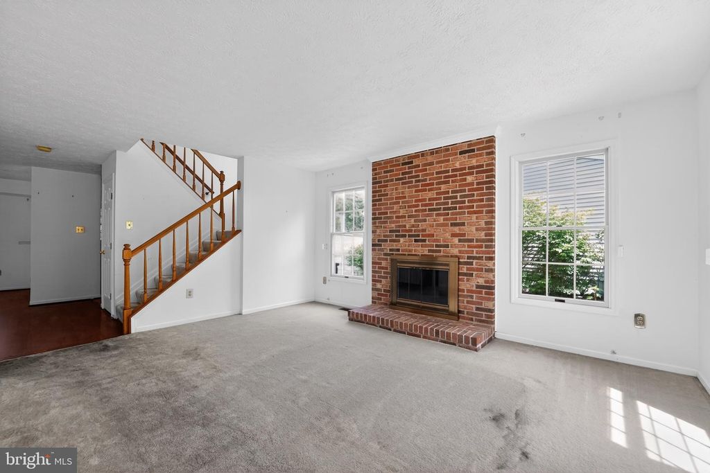 Image 4 of property listing at 8204 ELKWOOD CT, Pasadena, MD 21122