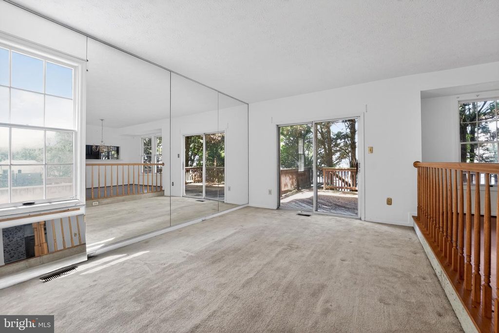 Image 7 of property listing at 8204 ELKWOOD CT, Pasadena, MD 21122