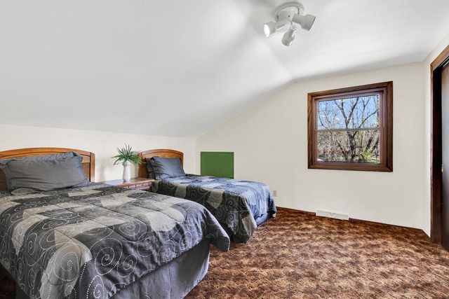 W214N10404 Oak LANE, Germantown, WI 53022