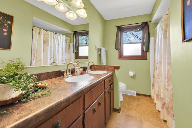 W214N10404 Oak LANE, Germantown, WI 53022