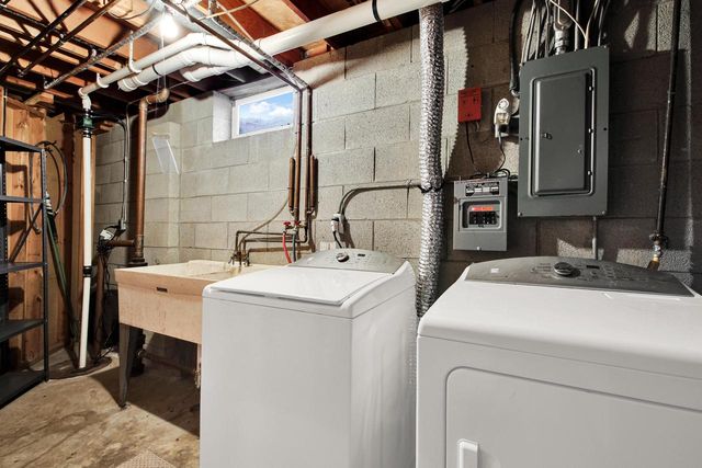 W214N10404 Oak LANE, Germantown, WI 53022