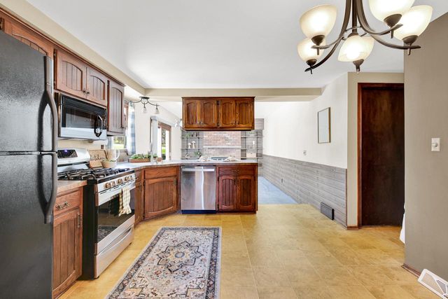 W214N10404 Oak LANE, Germantown, WI 53022