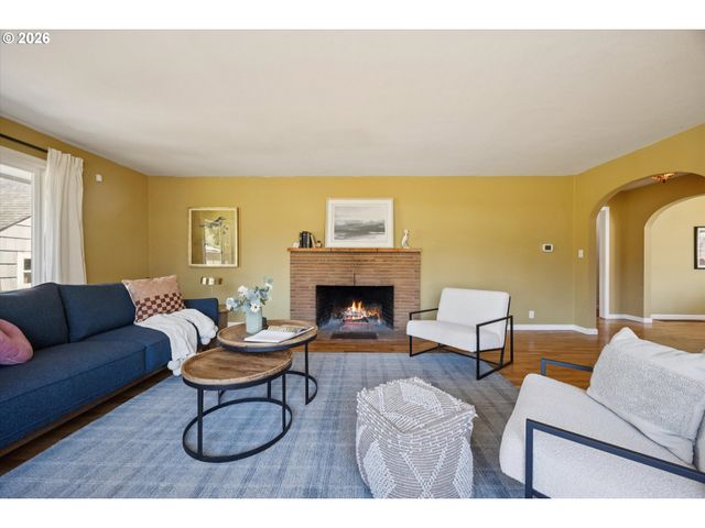 4914 Se GLEN ECHO Ave, Milwaukie, OR 97267