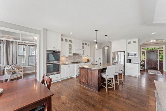 10 Crescent Lane, North Oaks, MN 55127