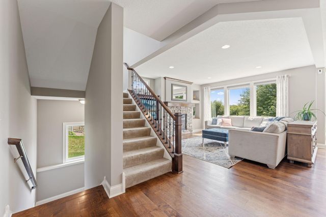 10 Crescent Lane, North Oaks, MN 55127