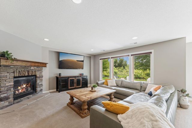 10 Crescent Lane, North Oaks, MN 55127