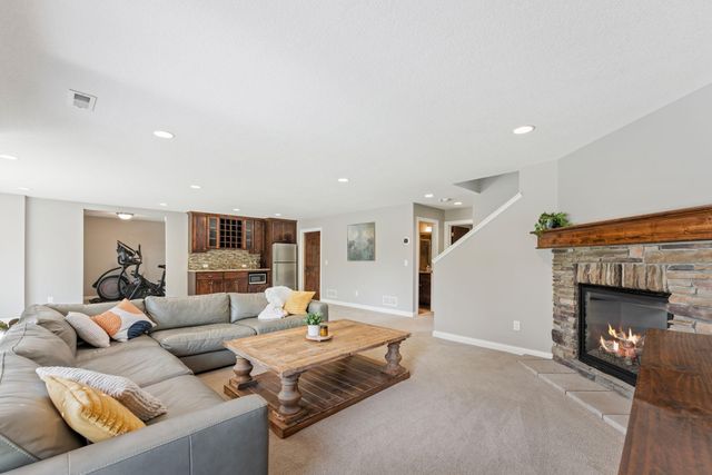 10 Crescent Lane, North Oaks, MN 55127