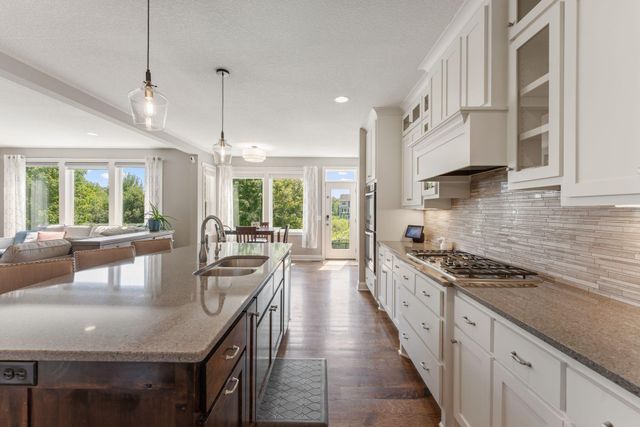 10 Crescent Lane, North Oaks, MN 55127