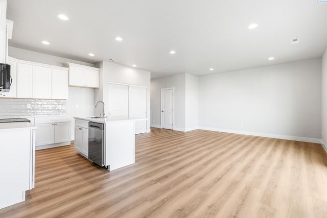 7472 Grapevine Ct, West Richland, WA 99353