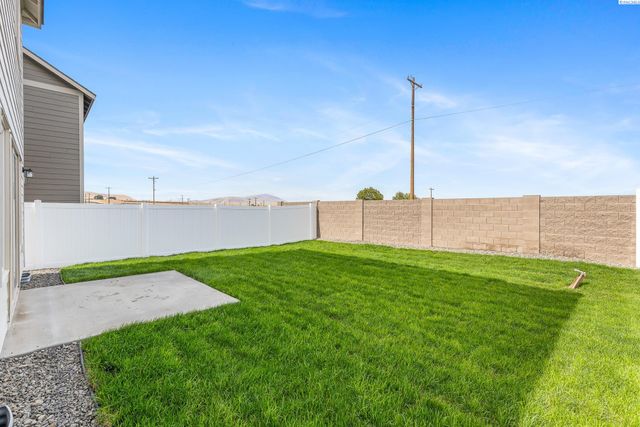 7472 Grapevine Ct, West Richland, WA 99353