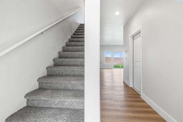 7472 Grapevine Ct, West Richland, WA 99353