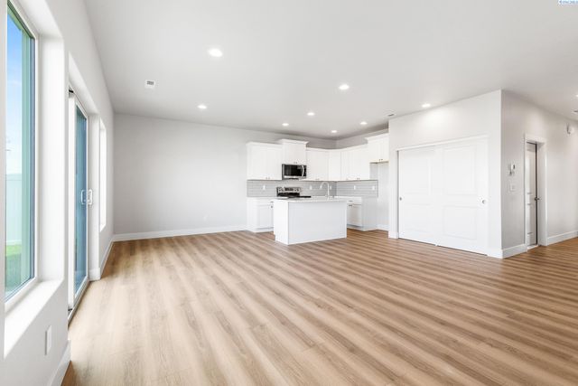 7472 Grapevine Ct, West Richland, WA 99353