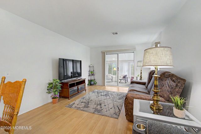 20 Thronbury Court, Toms River, NJ 08757