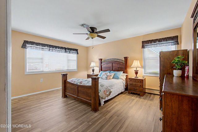 20 Thronbury Court, Toms River, NJ 08757