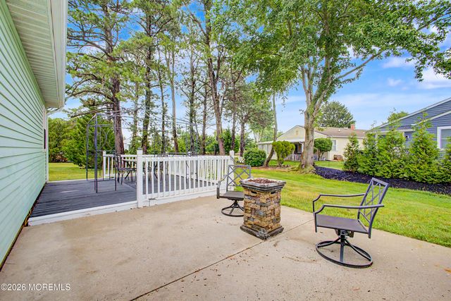 20 Thronbury Court, Toms River, NJ 08757
