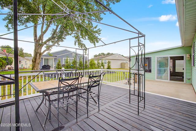 20 Thronbury Court, Toms River, NJ 08757