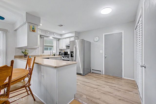20 Thronbury Court, Toms River, NJ 08757