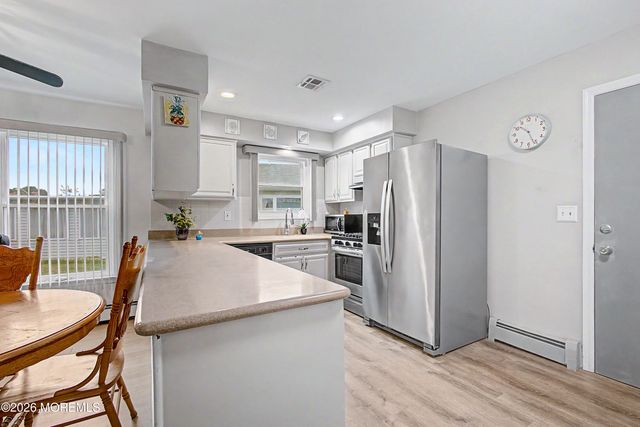 20 Thronbury Court, Toms River, NJ 08757