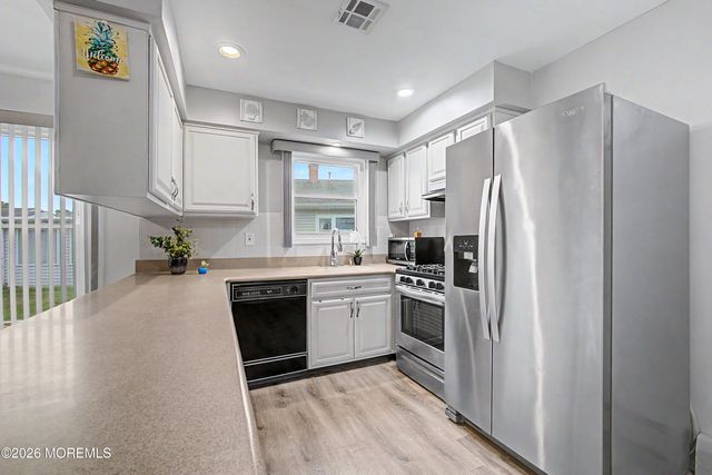 20 Thronbury Court, Toms River, NJ 08757