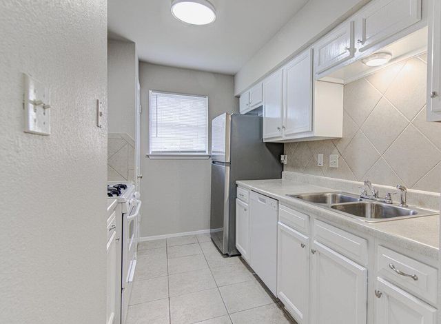 900 Sirocco DR B, Austin, TX 78745