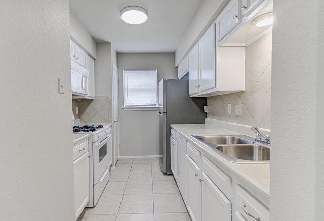 900 Sirocco DR B, Austin, TX 78745