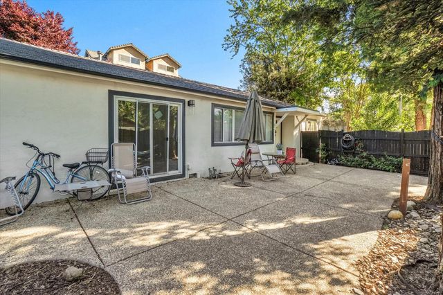 623 10th St, Davis, CA 95616