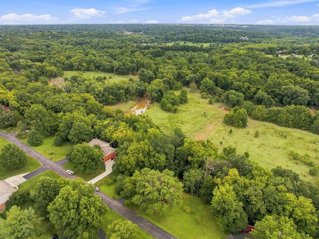 3060 S MAPLE BLUFF DR, Columbia, MO 65203