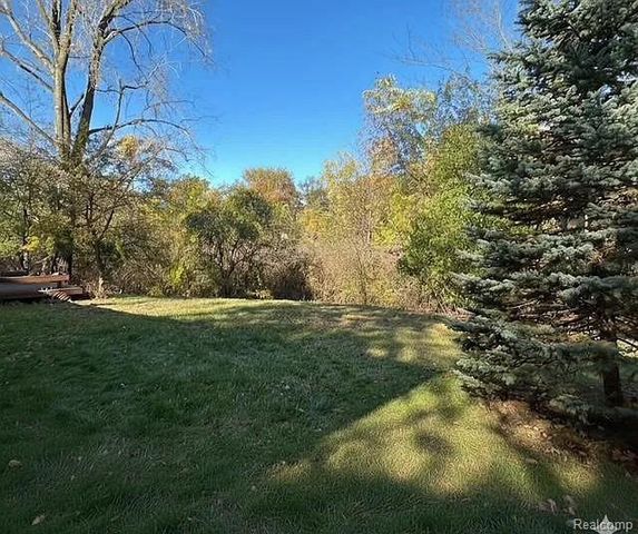 7420 Locklin, West Bloomfield, MI 48324