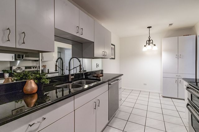 3030 Pheasant Creek Drive 307, Northbrook, IL 60062