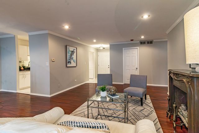3030 Pheasant Creek Drive 307, Northbrook, IL 60062