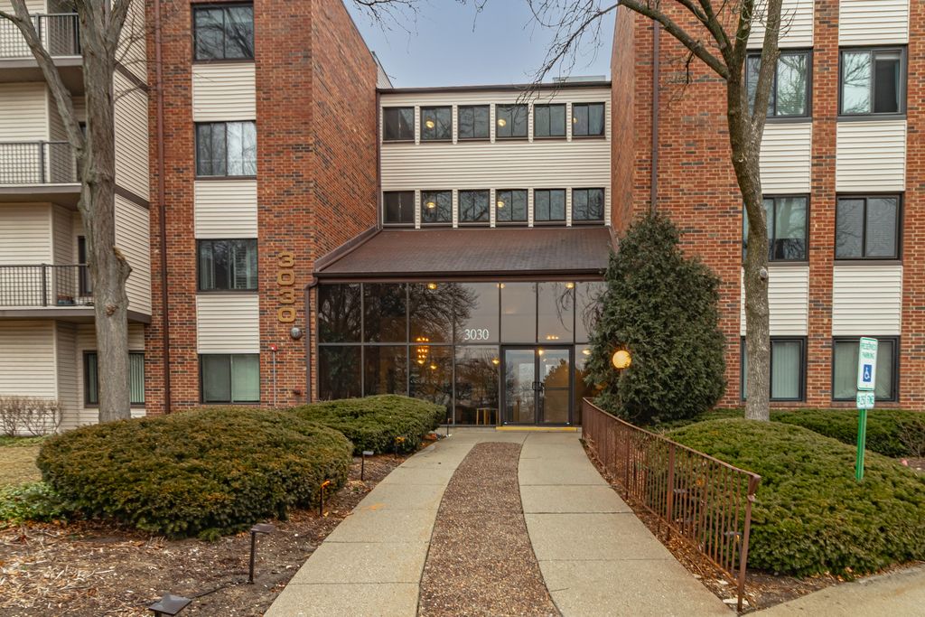 3030 Pheasant Creek Drive 307, Northbrook, IL 60062