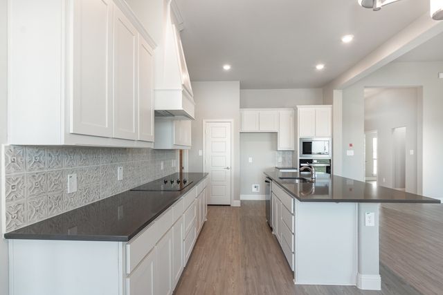 670 Crystal Lake Lane, Red Oak, TX 75154